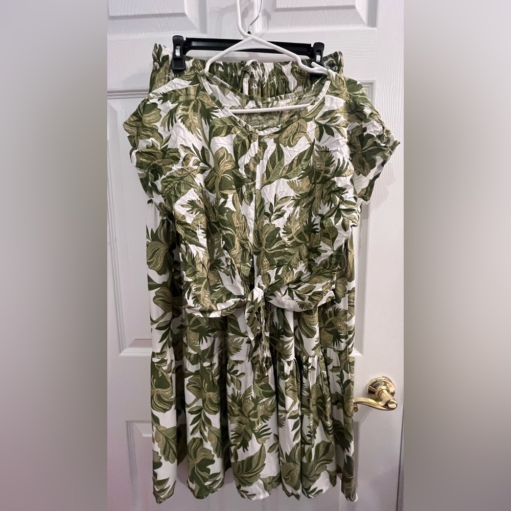 NWOT Green Leaf Print Skirt with pockets and Tie front Top Set Size S/M